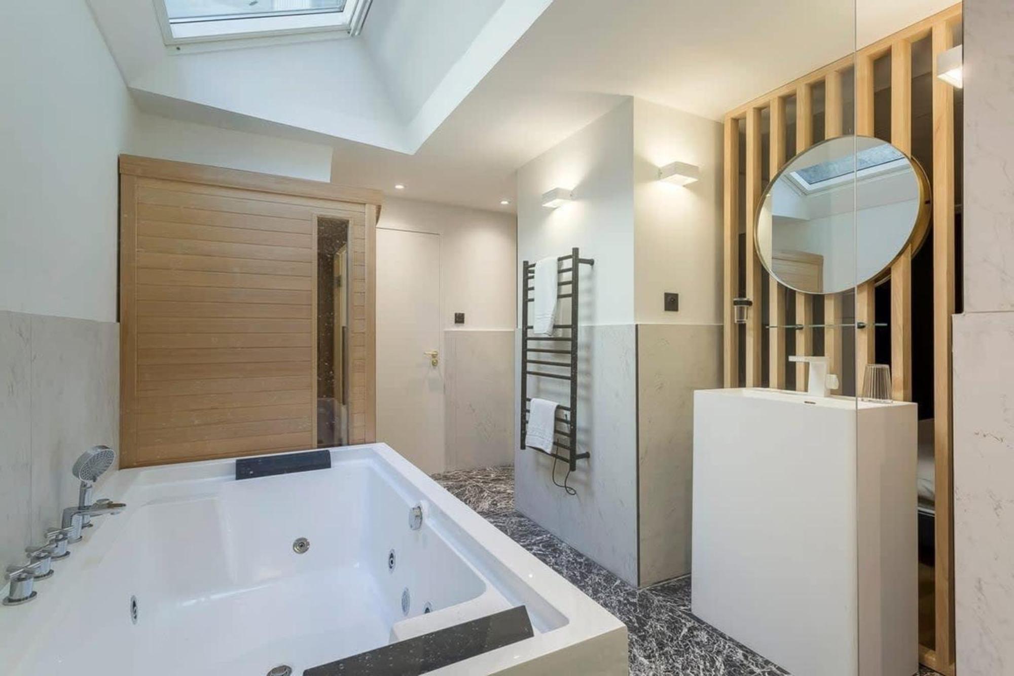 Victor Hugo Romantic - Sauna Et Balneo Apartment *